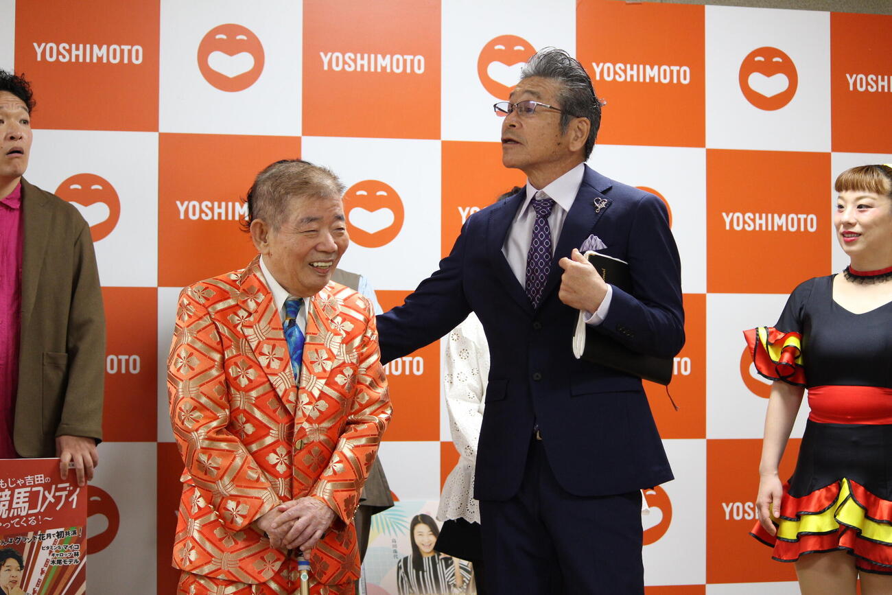 芸能生活60周年記念の公演を行う池乃めだか（左）と間寛平GM