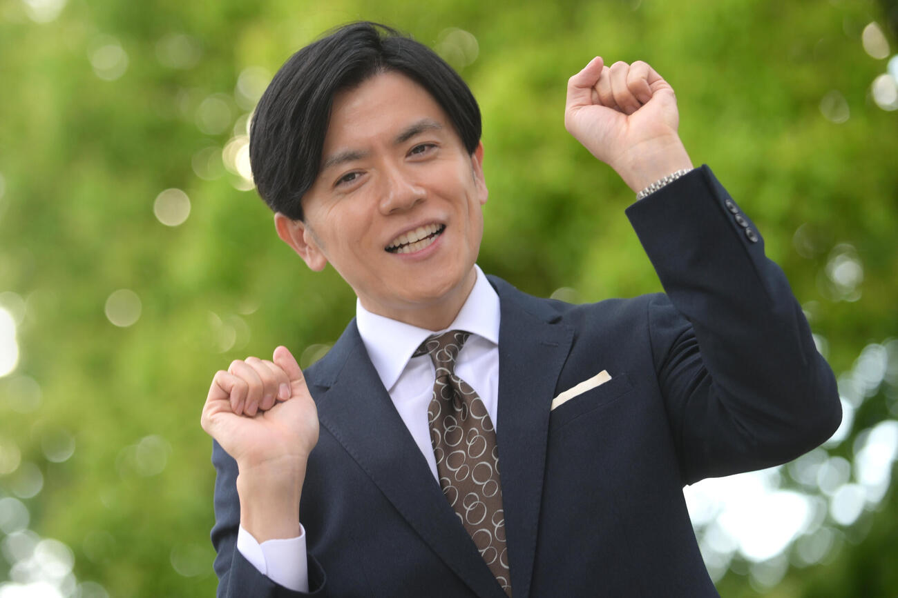 嵐の「ワイルド　アット　ハート」の振り付けをまねる青木源太アナウンサー（撮影・滝沢美穂子）
