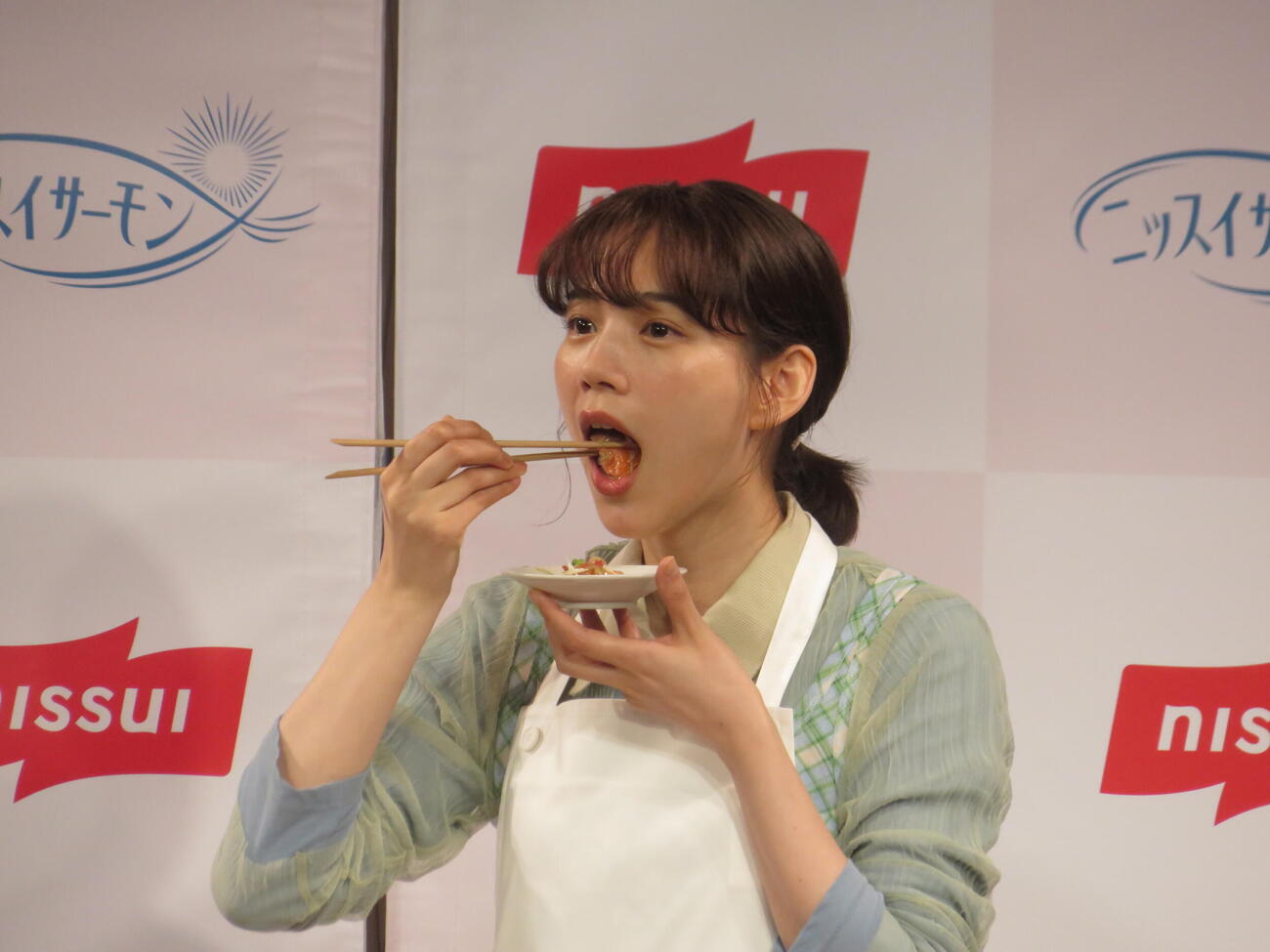 「ニッスイ『国産養殖サーモンに関する事業説明会兼試食会』」に登壇し、サーモンを食べるのん