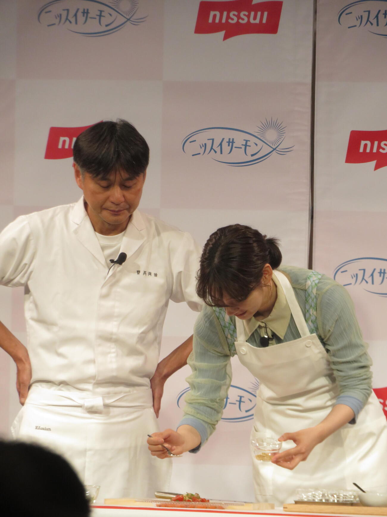 「ニッスイ『国産養殖サーモンに関する事業説明会兼試食会』」に登壇し調理に挑戦する、のん