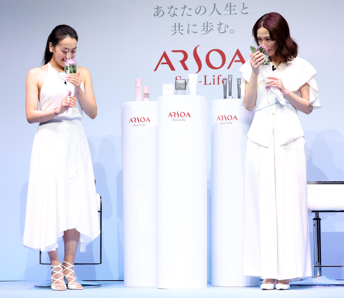 アルソアのリニューアル＆新製品発表会見でブルーローズの香りをかぐ浅田真央さん（左）と木村佳乃（撮影・浅見桂子）