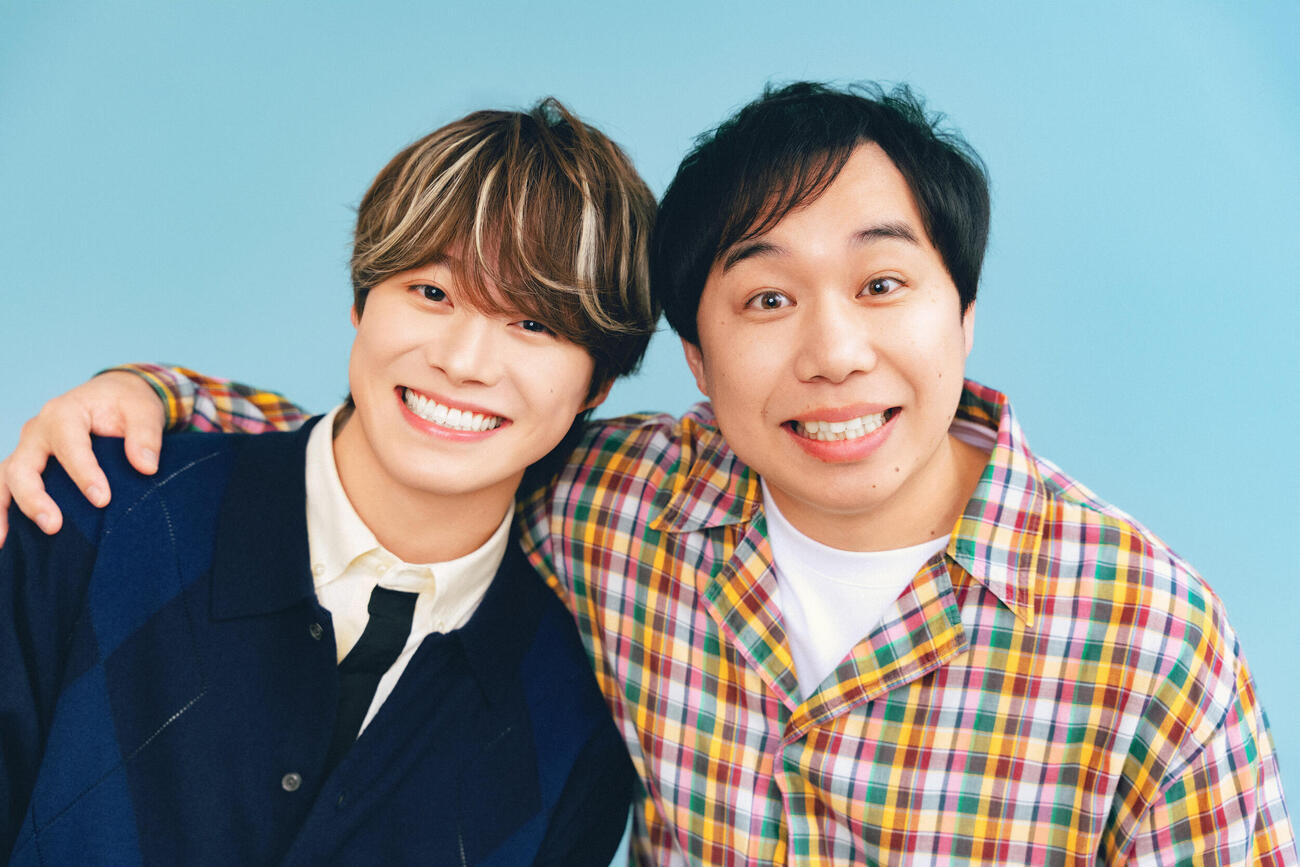 映画「人生を変えたコント」で主演を務める大橋和也（左）と原作者の霜降り明星・せいや