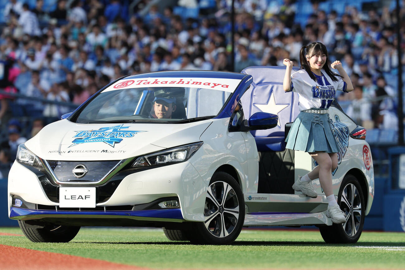 26年5月26日、DeNA対オリックス　リリーフカーに乗って登場した≠MEの櫻井もも