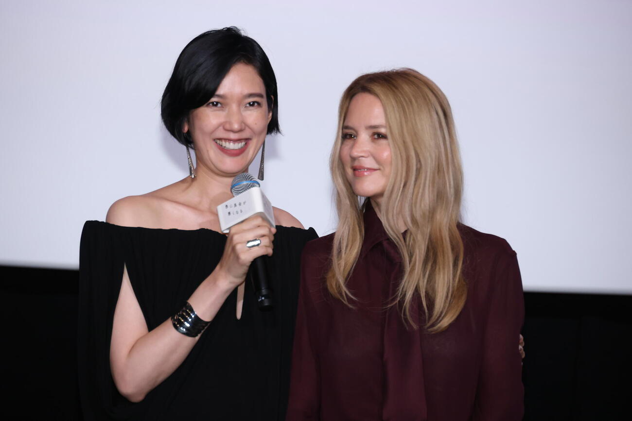 映画「急に具合が悪くなる」舞台あいさつを行う岡本多緒（左）とヴィルジニー・エフィラ（撮影・中島郁夫）
