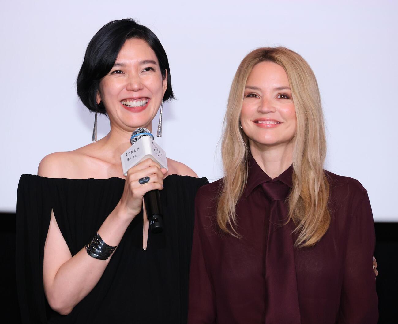 映画「急に具合が悪くなる」舞台あいさつを行う岡本多緒（左）とヴィルジニー・エフィラ（撮影・中島郁夫）