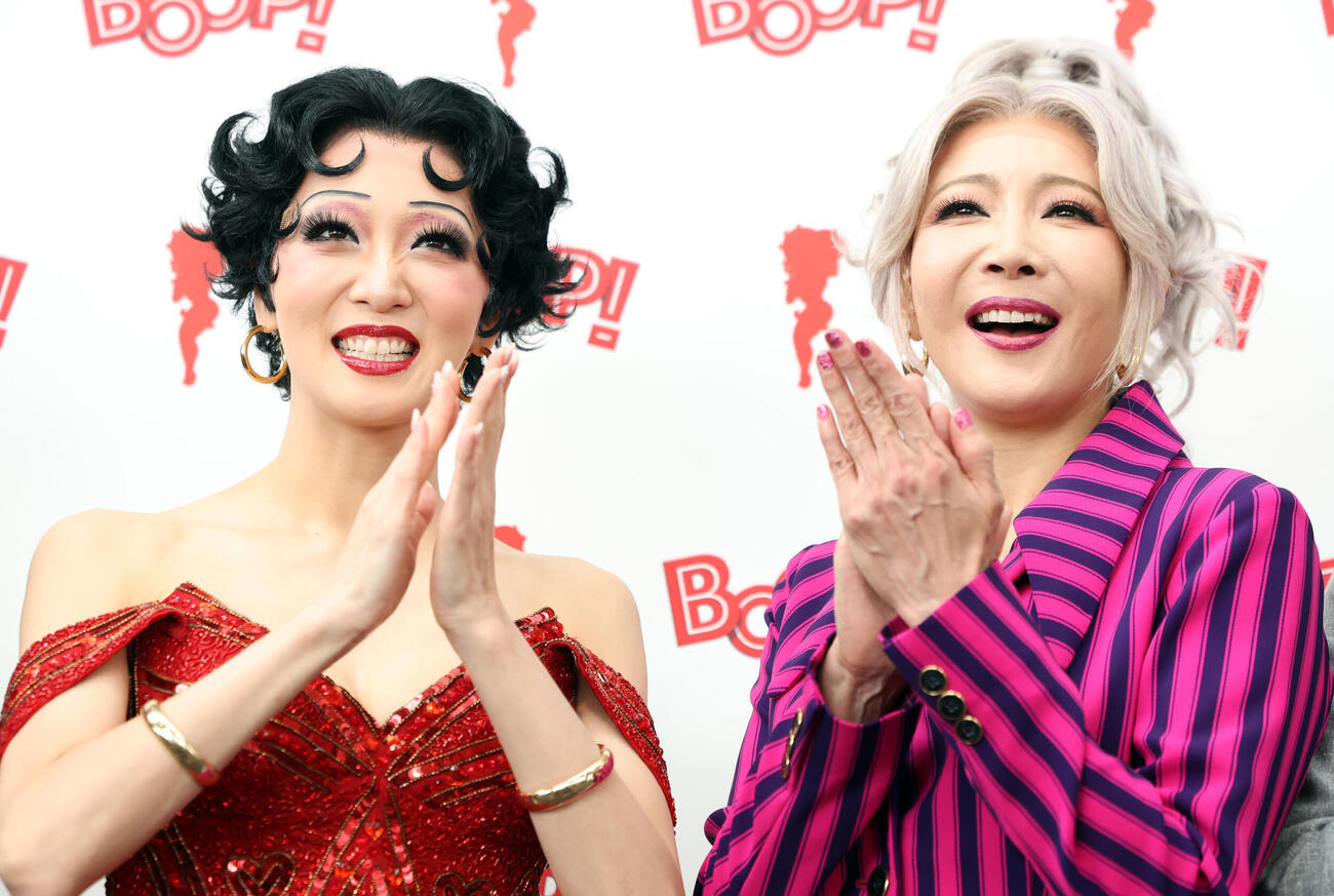 ミュージカル「BOOP！The Musical」開幕前会見で笑顔の礼真琴（左）と柚希礼音（撮影・浅見桂子）