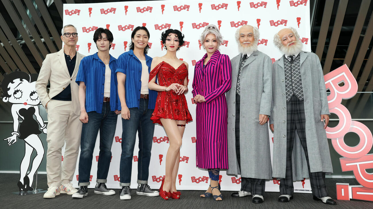 ミュージカル「BOOP！The Musical」開幕前会見に臨んだ、左からジェリー・ミッチェル、水江建太、松下優也、礼真琴、柚希礼音、大澄賢也、東山義久（撮影・浅見桂子）