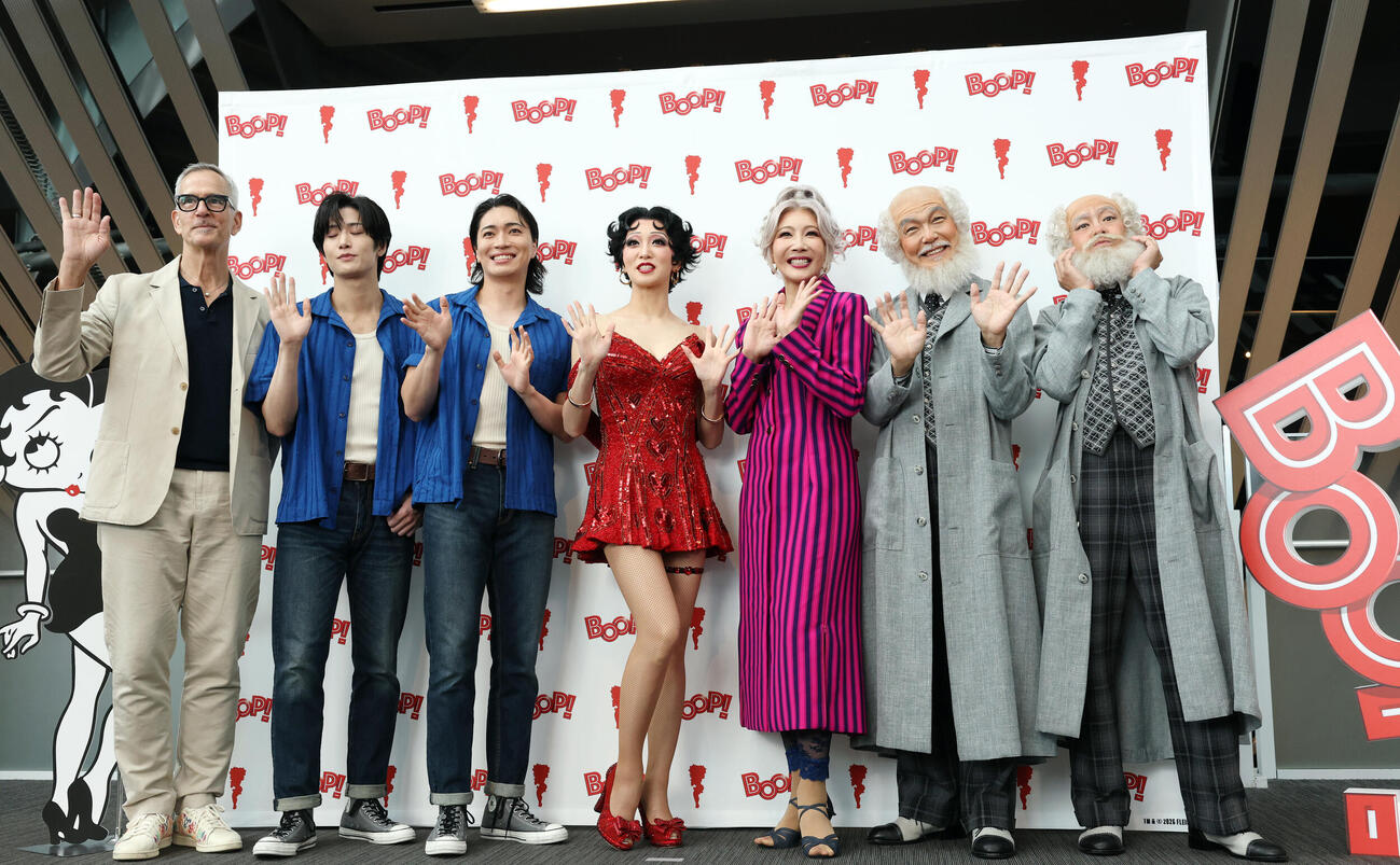 ミュージカル「BOOP！The Musical」開幕前会見に臨んだ、左からジェリー・ミッチェル、水江建太、松下優也、礼真琴、柚希礼音、大澄賢也、東山義久（撮影・浅見桂子）