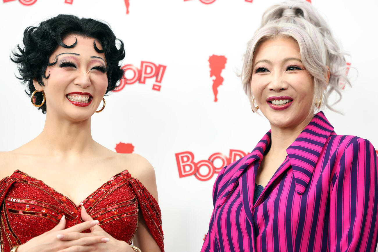 ミュージカル「BOOP！The Musical」開幕前会見で笑顔の礼真琴（左）と柚希礼音（撮影・浅見桂子）