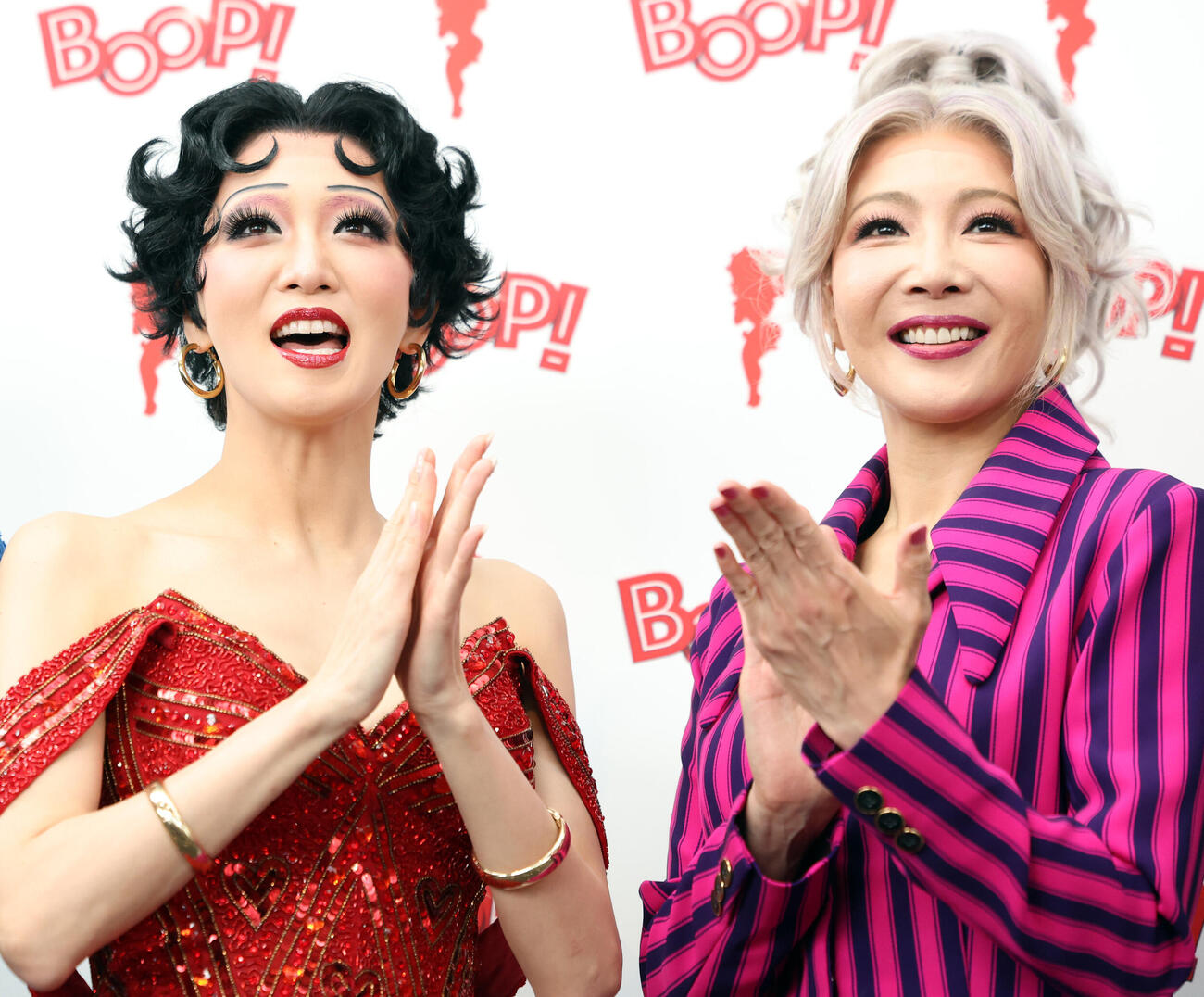 ミュージカル「BOOP！The Musical」開幕前会見で笑顔の礼真琴（左）と柚希礼音（撮影・浅見桂子）