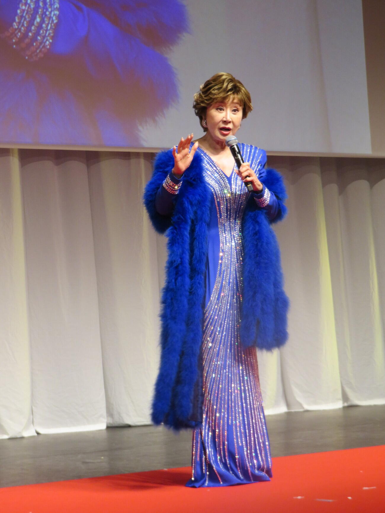 「千本桜」を歌いながら登場した小林幸子