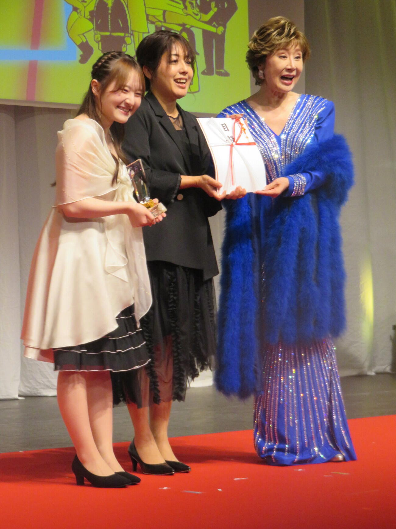 「ショー旅賞」を受賞しためんたいフィルムの受賞者2人と小林幸子（右端）