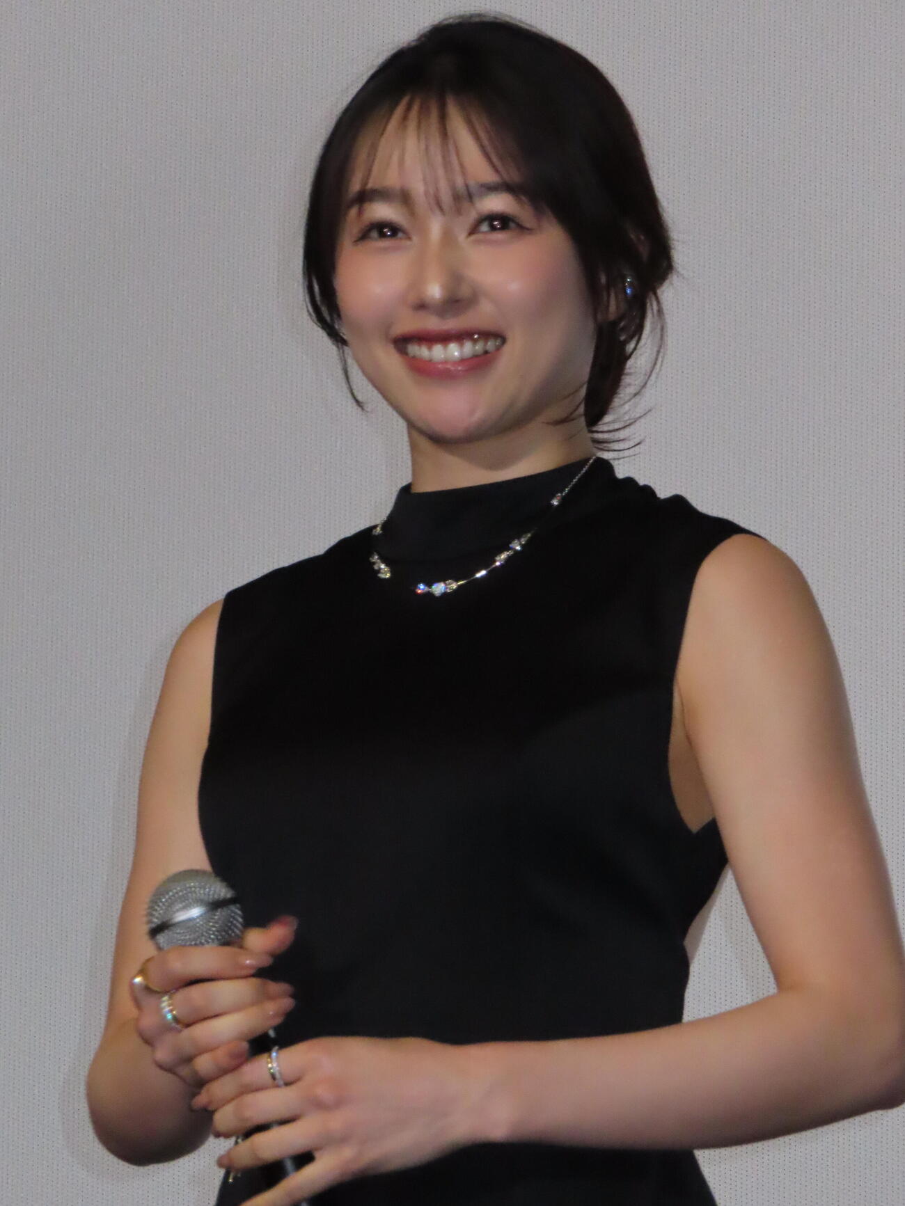 桜井日奈子、日穏、いまおかしんじ監督が出席した映画「死神バーバー」の舞台あいさつ