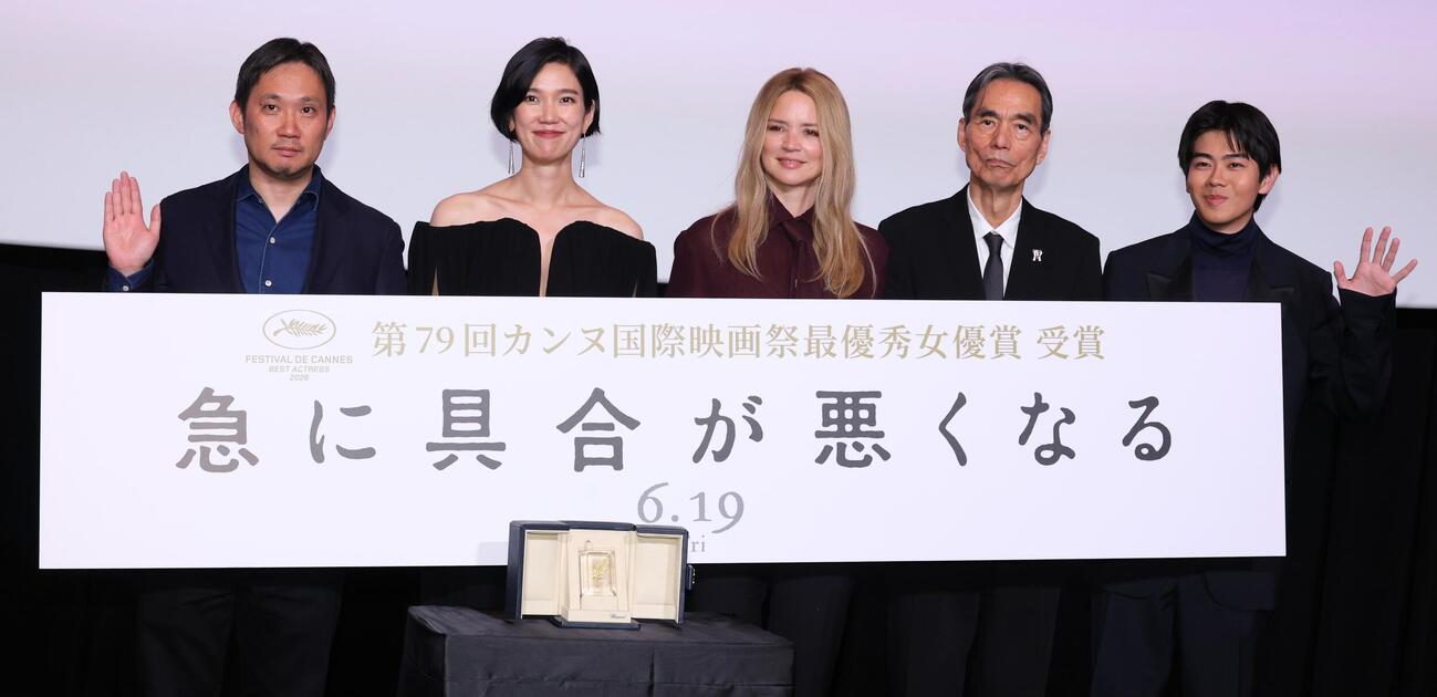 映画「急に具合が悪くなる」舞台あいさつを行う、左から濱口竜介監督、岡本多緒、ビルジニー・エフィラ、長塚京三、黒崎煌代（撮影・中島郁夫）