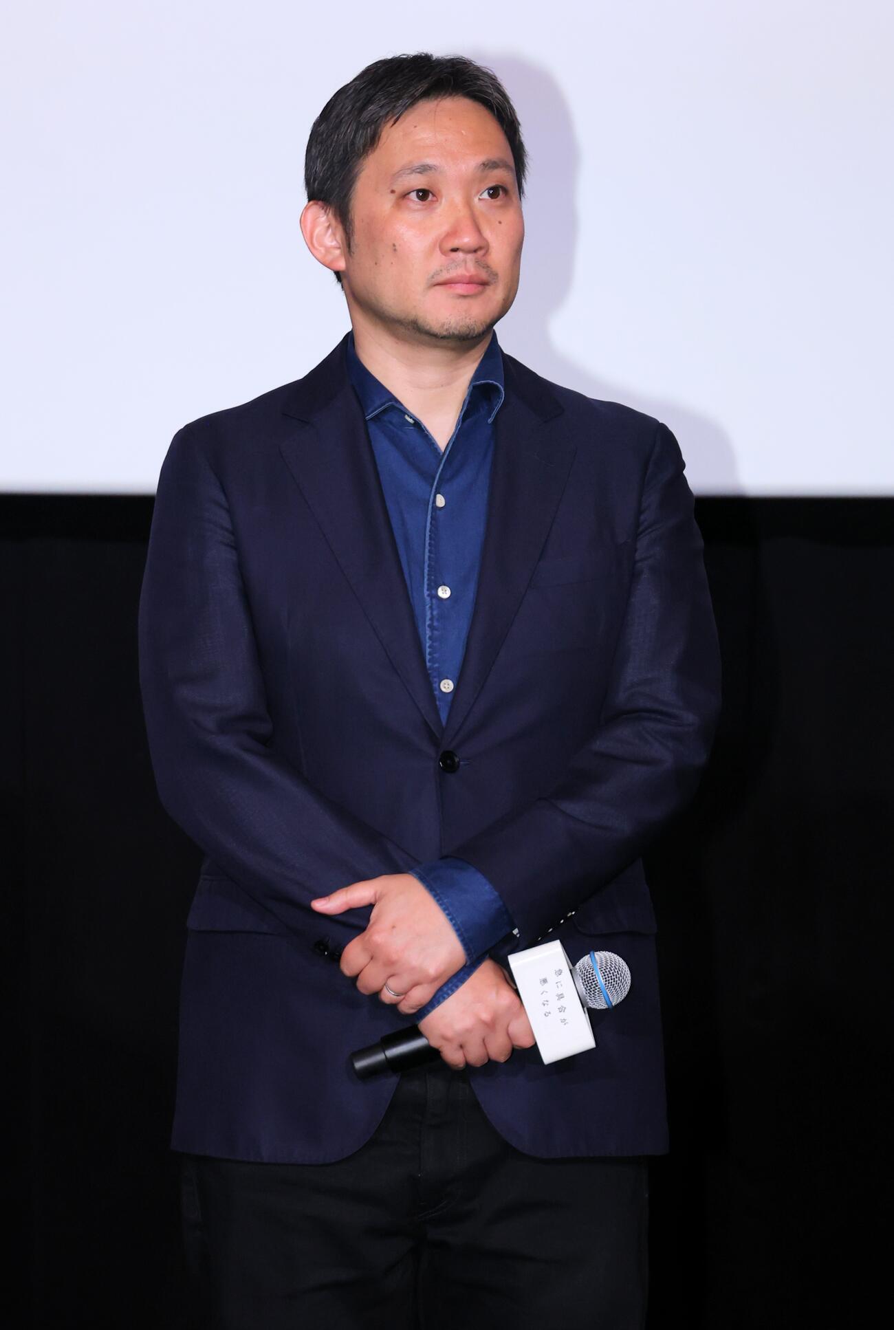 映画「急に具合が悪くなる」舞台あいさつを行う濱口竜介監督（撮影・中島郁夫）
