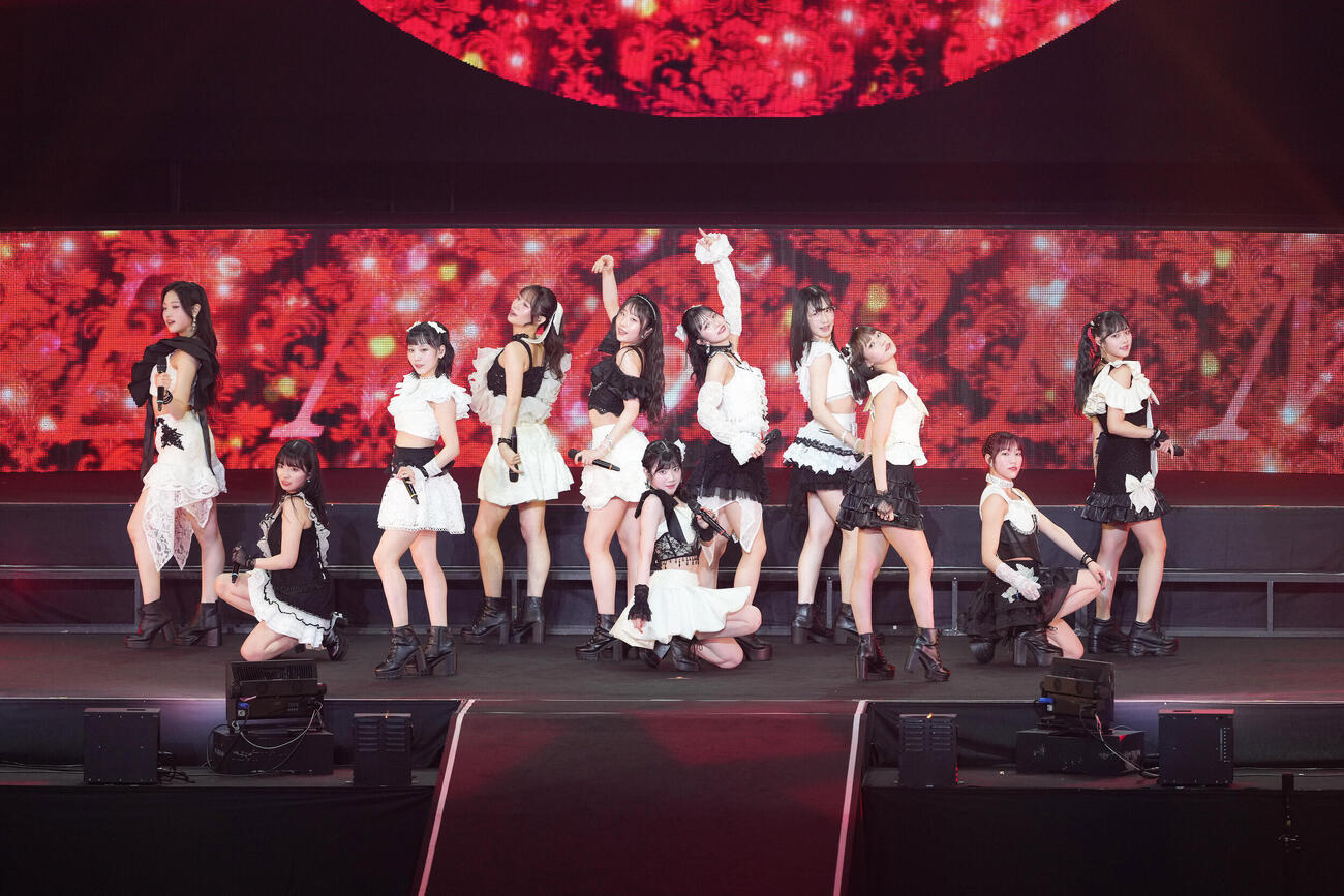 Juice＝Juice Concert 2026　ポーズを決めるJuice＝Juice（撮影・足立雅史）
