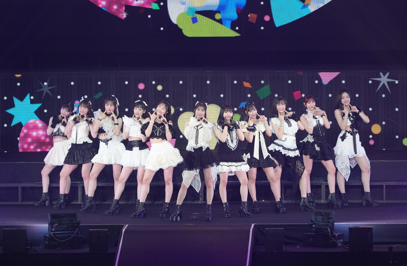 Juice＝Juice Concert 2026　ポーズを決めるJuice＝Juice（撮影・足立雅史）