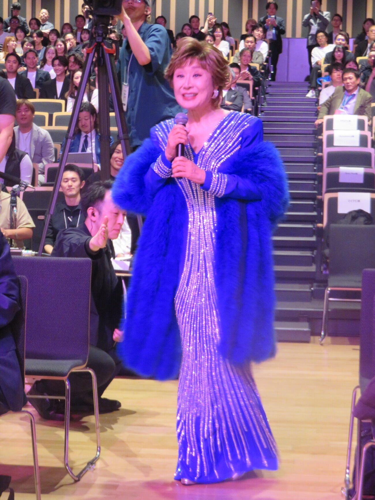 サプライズで会場後方から登場した小林幸子