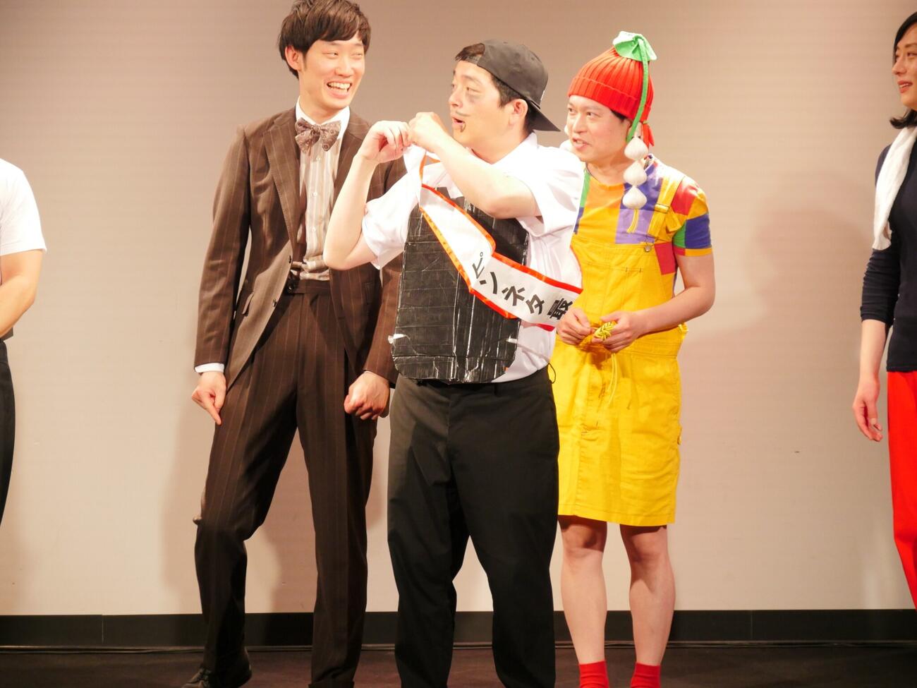 「『タイタンGWフェスお笑いin仙台』ピンネタ最強王決定戦」で優勝した河本太（中）