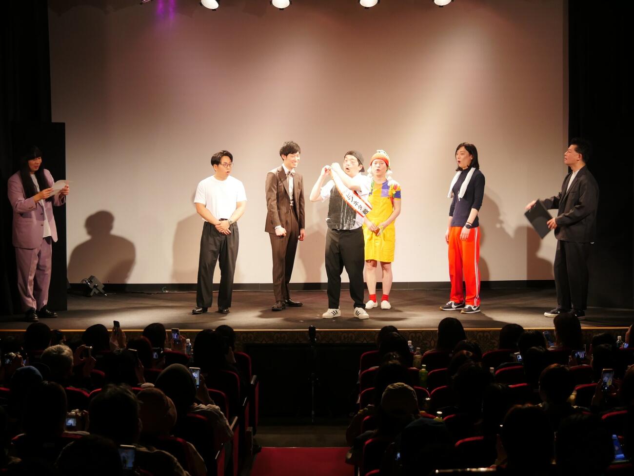 「『タイタンGWフェスお笑いin仙台』ピンネタ最強王決定戦」で優勝した河本太（左から4人目）