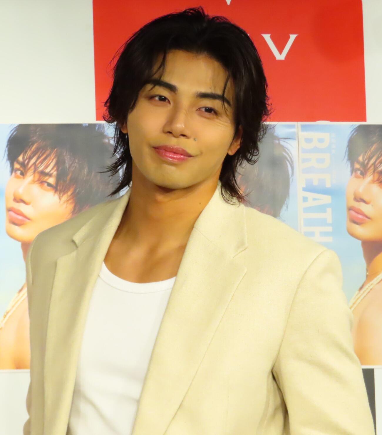 写真集「BREATH」発売記念会見を行った武知海青