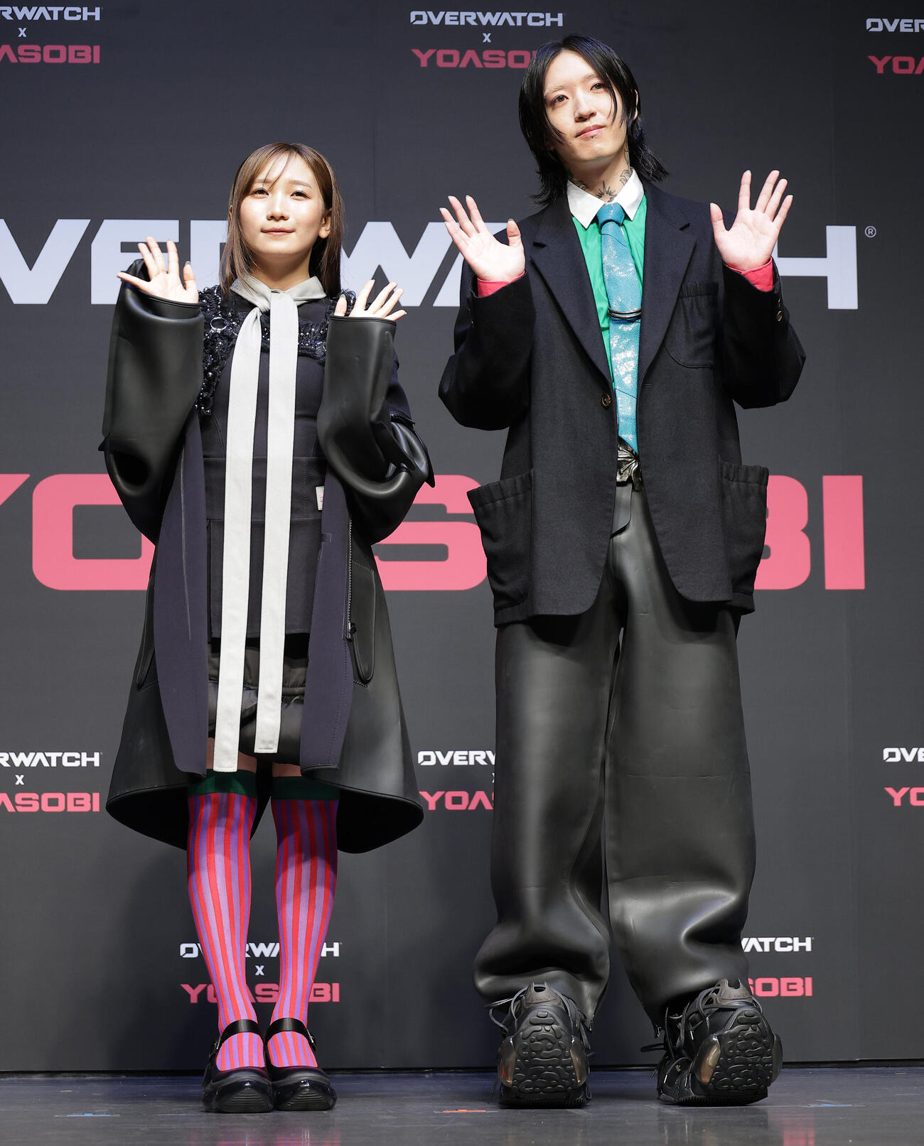 ゲーム「オーバーウォッチ」でのコラボを発表したYOASOBI。ボーカルのikura（左）とコンポーザーのAyase（撮影・中島郁夫）