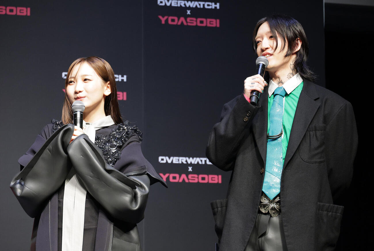 ゲーム「オーバーウォッチ」でのコラボを発表したYOASOBI。ボーカルのikura（左）とコンポーザーのAyase（撮影・中島郁夫）
