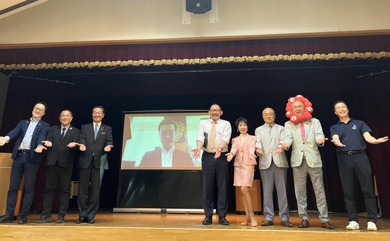 「第2回健康・美・長寿シンポジウム」に登場した由美かおる（右から4人目）