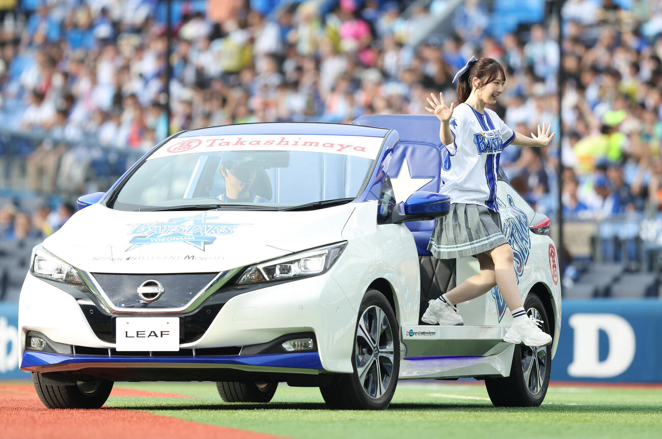 DeNA対オリックス　試合前、セレモニアルピッチを務める日向坂46藤嶌果歩（撮影・河田真司）