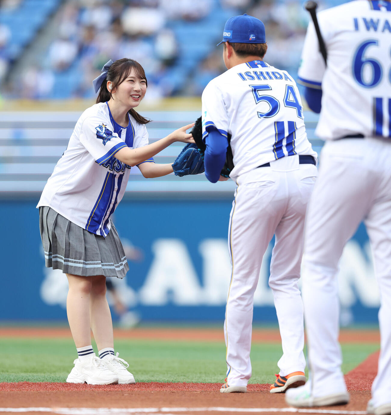 DeNA対オリックス　試合前、セレモニアルピッチを務める日向坂46藤嶌果歩（撮影・河田真司）