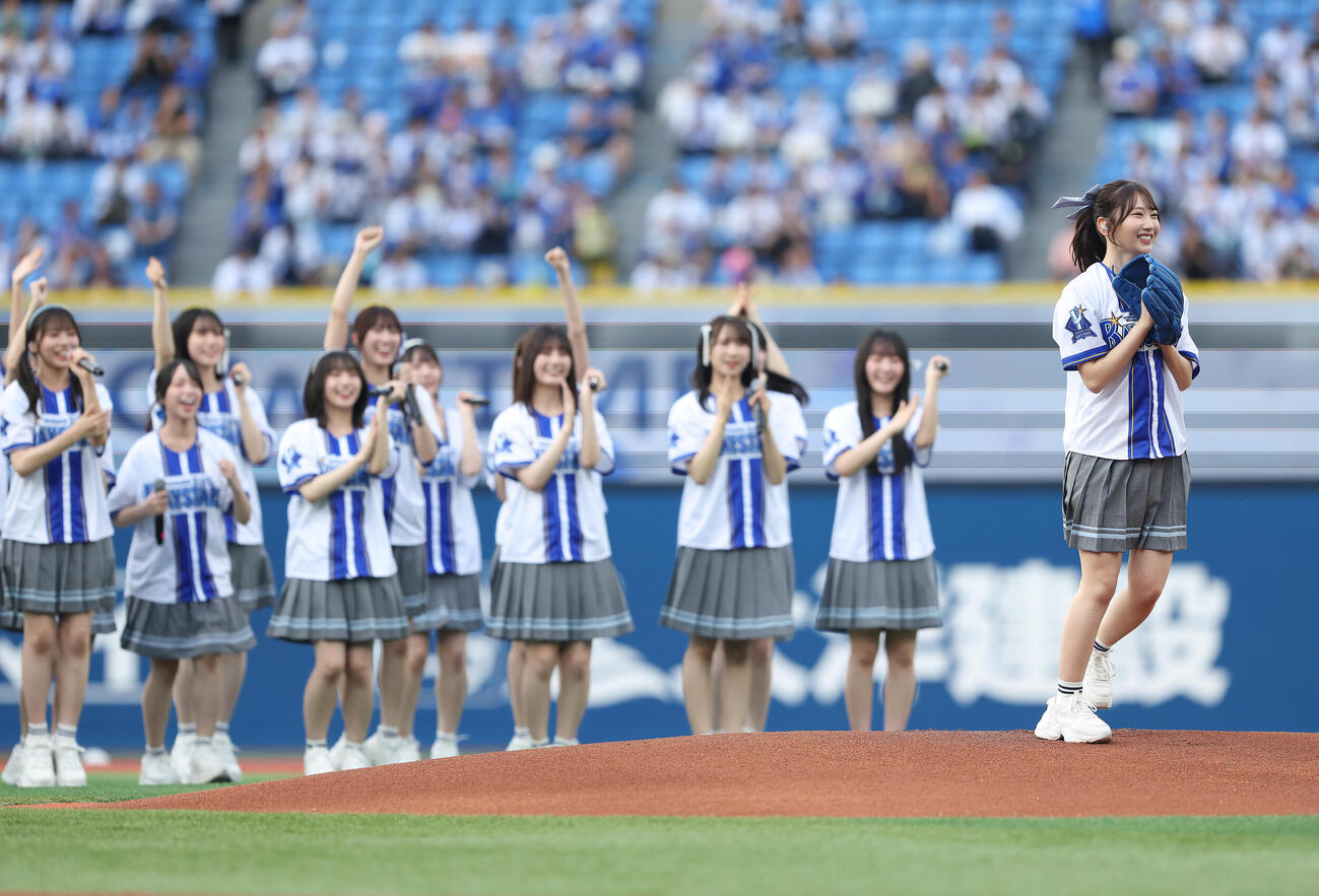 DeNA対オリックス　試合前、セレモニアルピッチを務めた日向坂46藤嶌果歩（右）（撮影・河田真司）