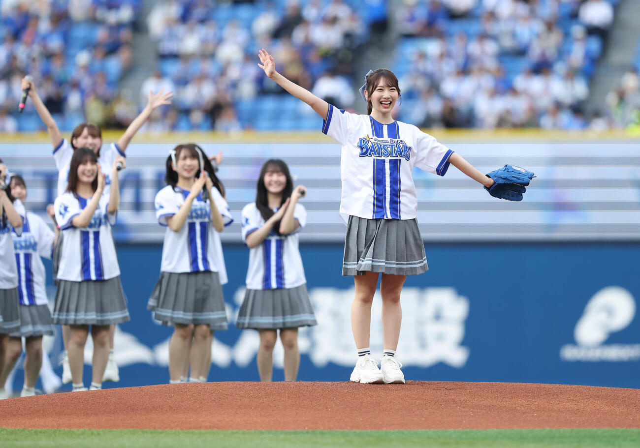 DeNA対オリックス　試合前、セレモニアルピッチを務める日向坂46藤嶌果歩（撮影・河田真司）