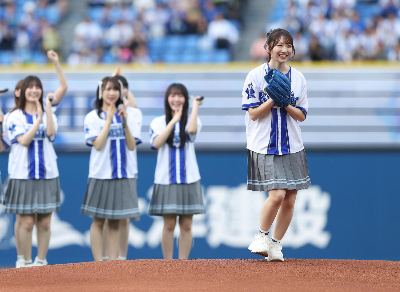 DeNA対オリックス　試合前、セレモニアルピッチを務める日向坂46藤嶌果歩（撮影・河田真司）
