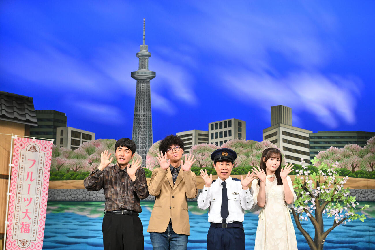 舞台「ナインティナイン岡村隆史の花の駐在さん～駐在さんと赤い糸～」を終え記念撮影するナインティナイン岡村隆史（左から3人目）ら。左からたくろうの赤木裕、きむらバンド、1人おいて生田衣梨奈（撮影・滝沢徹郎）＝2026年5月28日