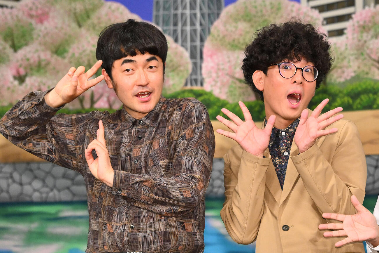 舞台「ナインティナイン岡村隆史の花の駐在さん～駐在さんと赤い糸～」を終え記念撮影するたくろうの赤木裕（左）ときむらバンド（撮影・滝沢徹郎）＝2026年5月28日