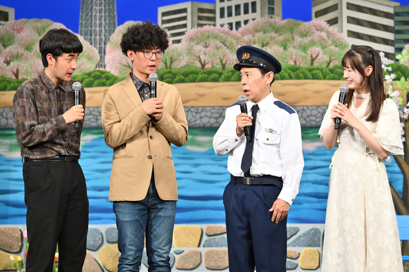 舞台「ナインティナイン岡村隆史の花の駐在さん～駐在さんと赤い糸～」を終え取材に応じるナインティナイン岡村隆史（左から3人目）ら。左からたくろうの赤木裕、きむらバンド。1人おいて生田衣梨奈（撮影・滝沢徹郎）＝2026年5月28日