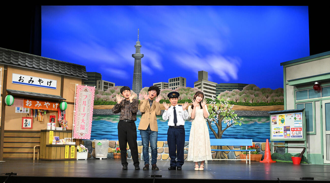 舞台「ナインティナイン岡村隆史の花の駐在さん～駐在さんと赤い糸～」を終え記念撮影するナインティナイン岡村隆史（左から3人目）ら。左からたくろうの赤木裕、きむらバンド、1人おいて生田衣梨奈（撮影・滝沢徹郎）＝2026年5月28日