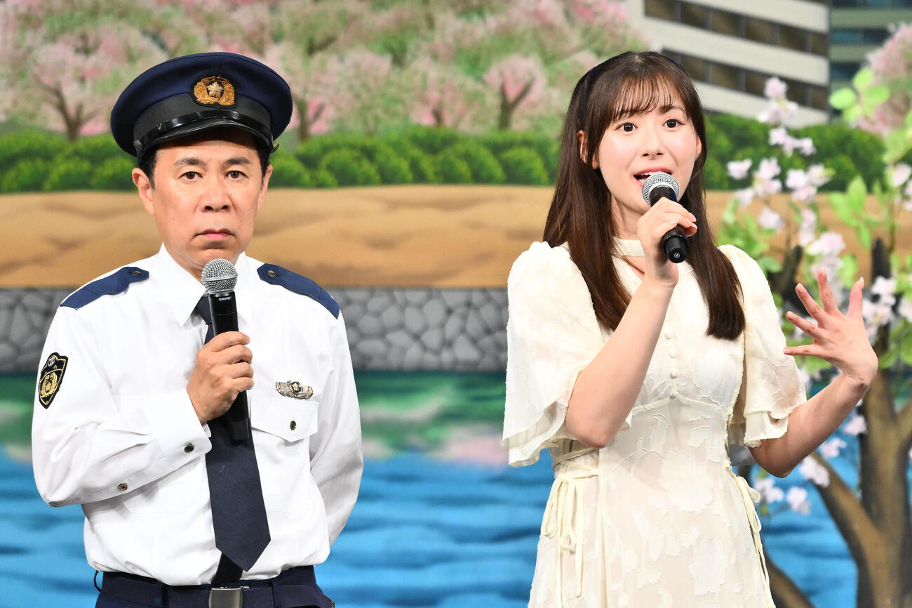 舞台「ナインティナイン岡村隆史の花の駐在さん～駐在さんと赤い糸～」を終え取材に応じるナインティナイン岡村隆史（左）と生田衣梨奈（撮影・滝沢徹郎）