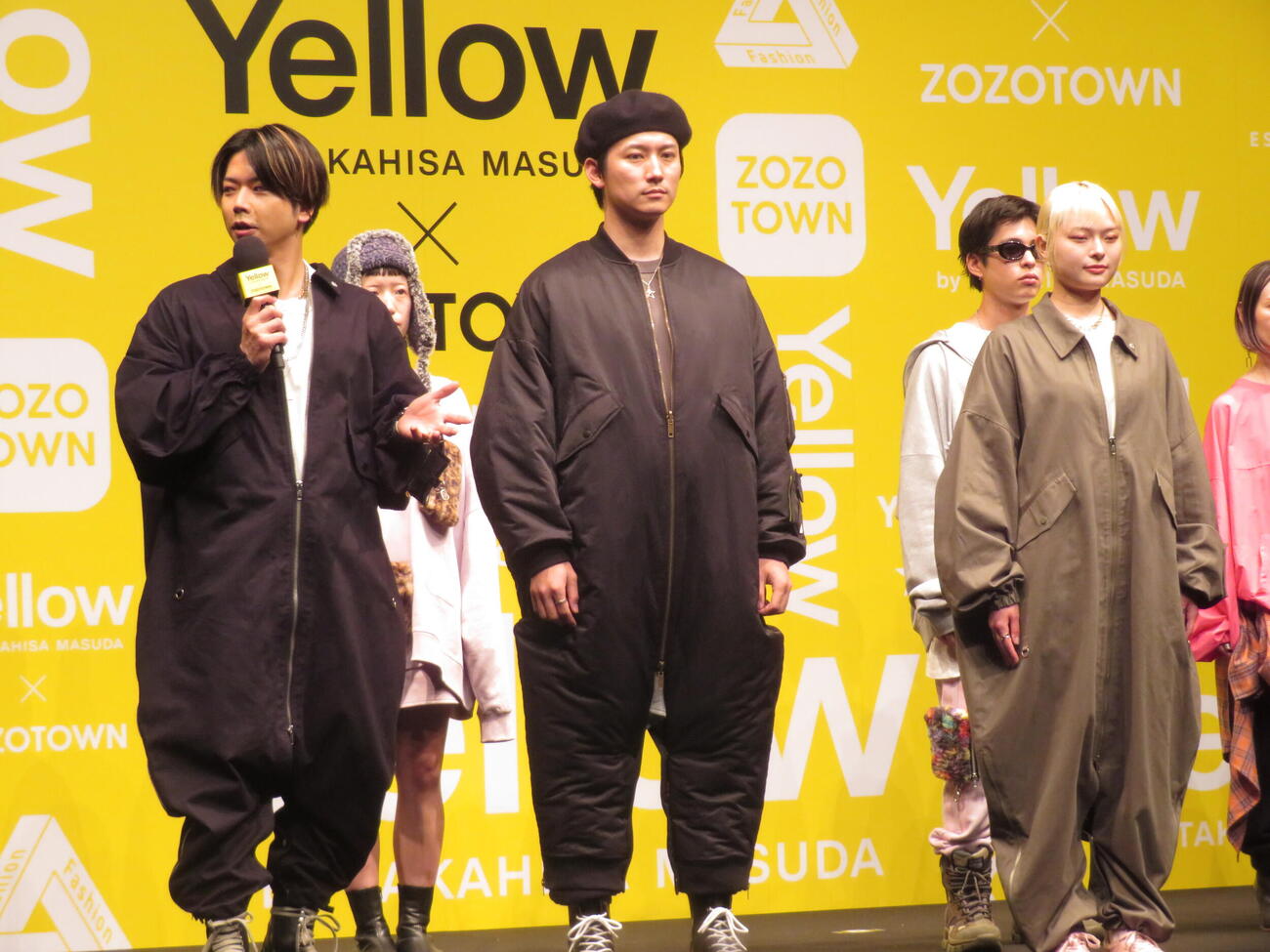 「TAKAHISA MASUDA×ZOZOTOWN」プロジェクト　新ファッションブランド発表会に登壇し、コートについて説明する増田貴久
