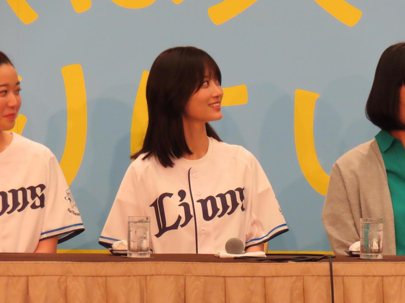 主演舞台「成瀬は天下を取りにいく」の会見に出席した山下美月