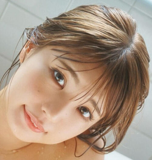 元保健室の先生ダンサー「夏はもうすぐそこだよ～！」下乳際立つビキニショット公開