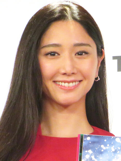 ９頭身美ボディー斎藤恭代、ビーチでのバックショットに「まるで絵画」「後ろ姿キュンキュン」