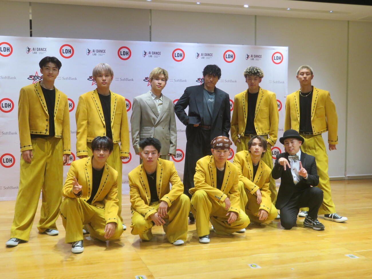 スマホ用ダンス上達支援アプリ“AI DANCE LAB Supported by SoftBank”ローンチ記念イベントに出席した中務裕太（後列中央右）と奥田力也(後列中央左）ら（撮影・川田和博）