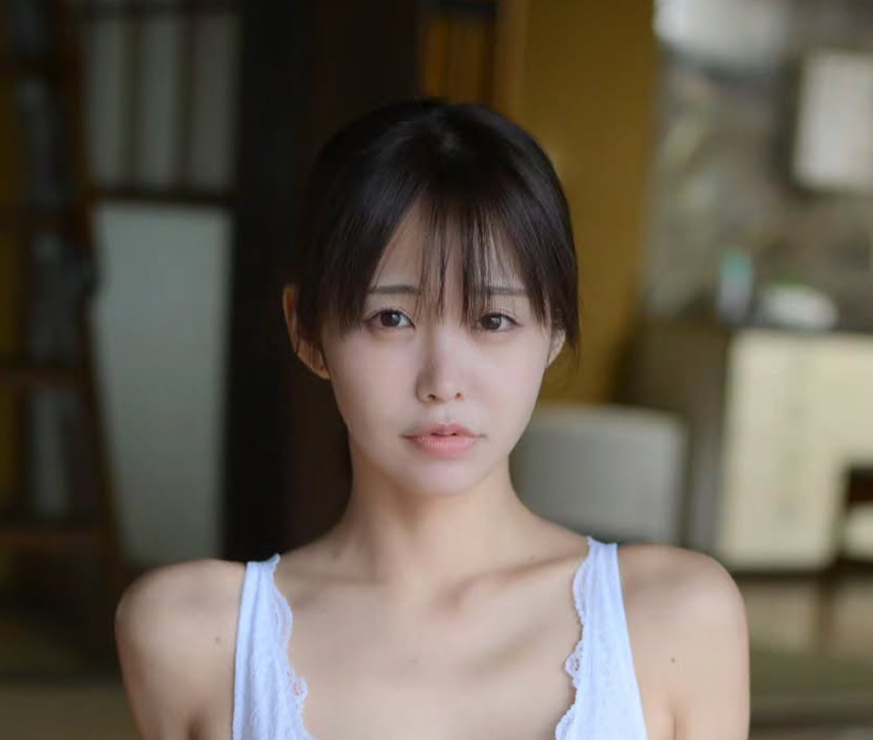 ハイレグランジェリー姿を披露した真中つぐ（真中つぐのインスタグラムから）