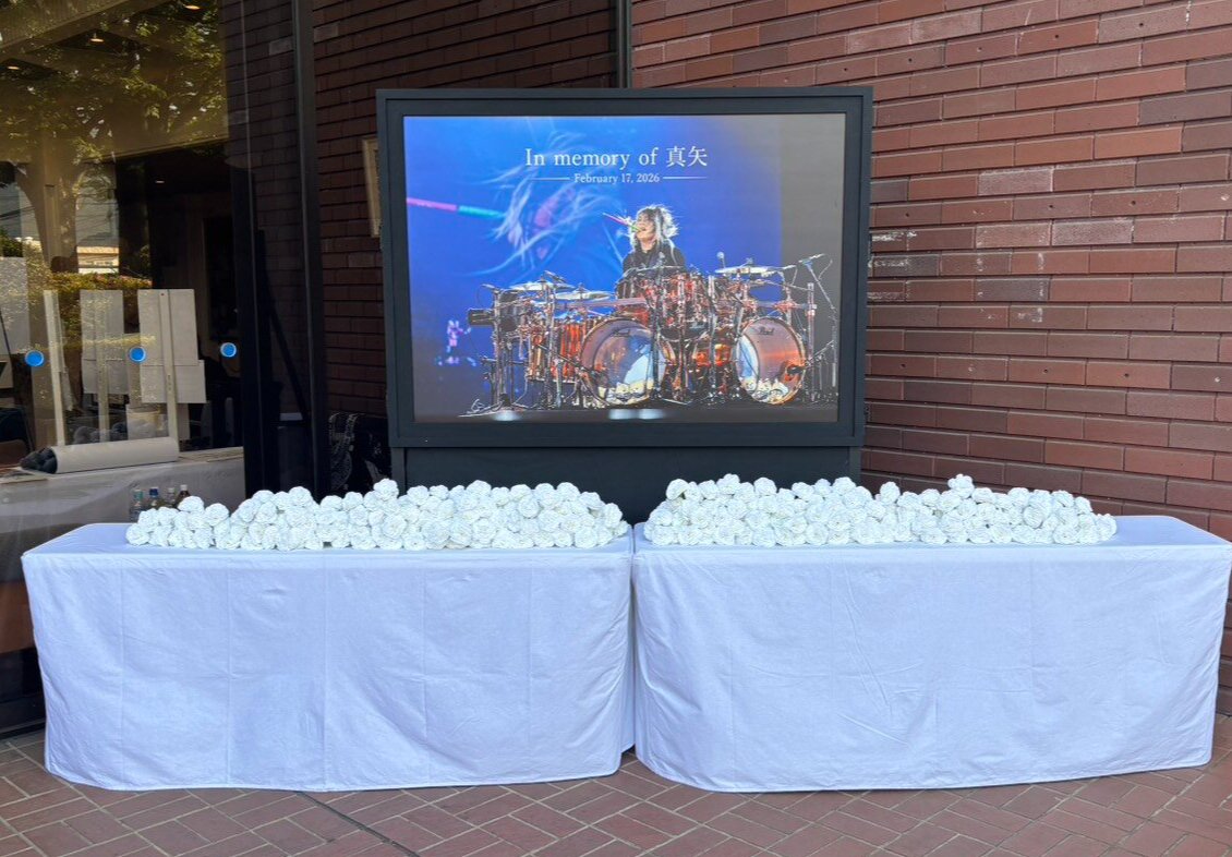 クアーズテック秦野カルチャーホールに設置された真矢さんへの献花スペース