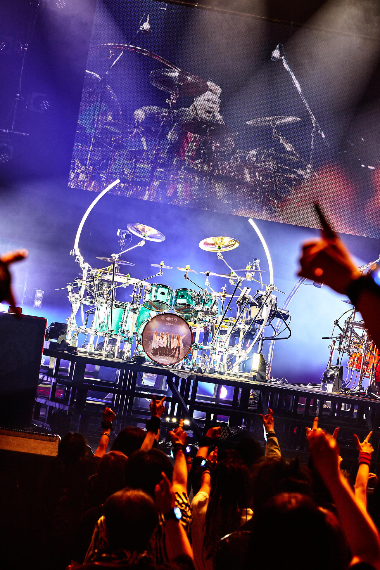 「LUNA SEA TOUR 2026 UNENDING JOURNEY　－FOREVER－」秦野公演でステージに設置された真矢さんのドラムと、スクリーンに映し出された真矢さんの演奏映像