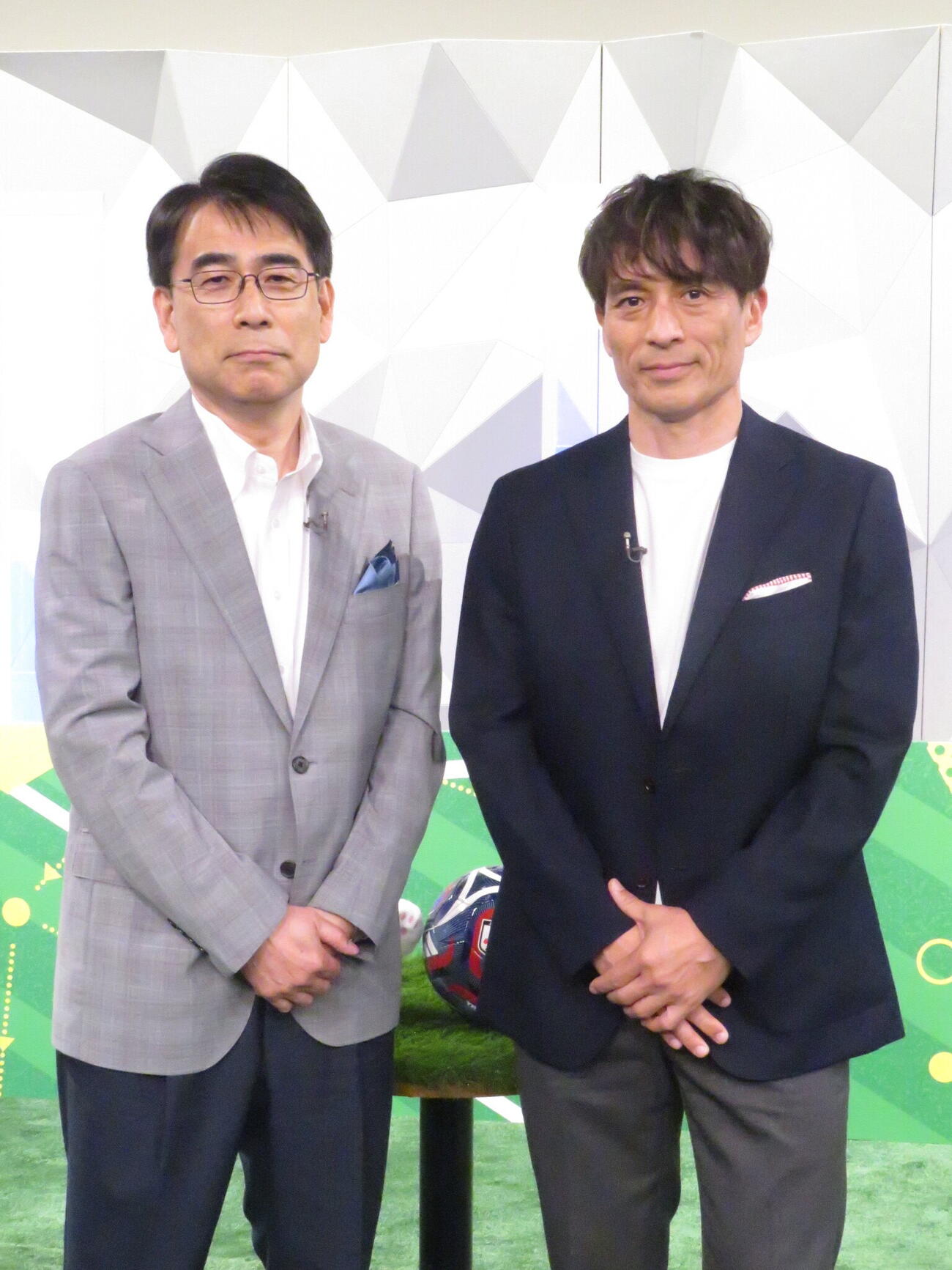 対談後に記念撮影に納まった日本サッカー協会の宮本恒靖会長（右）とNHKの井上樹彦会長