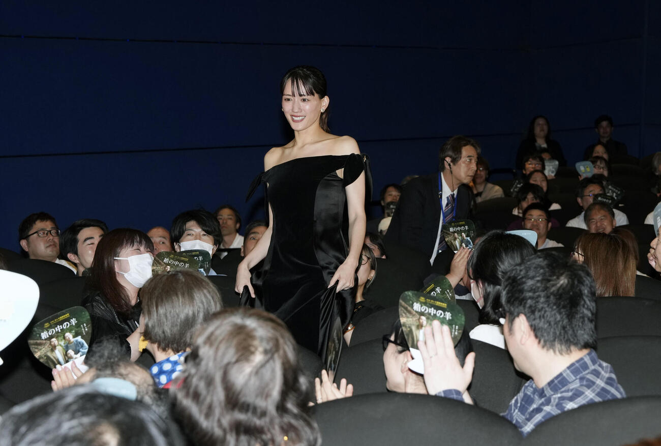 映画「箱の中の羊」初日舞台あいさつに登場する綾瀬はるか（撮影・小島史椰）