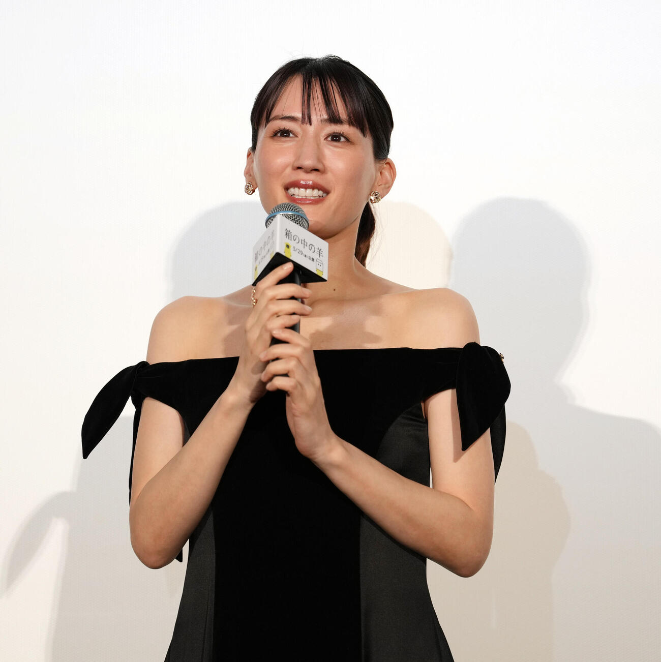 映画「箱の中の羊」初日舞台あいさつに登場し思いを語る綾瀬はるか（撮影・小島史椰）