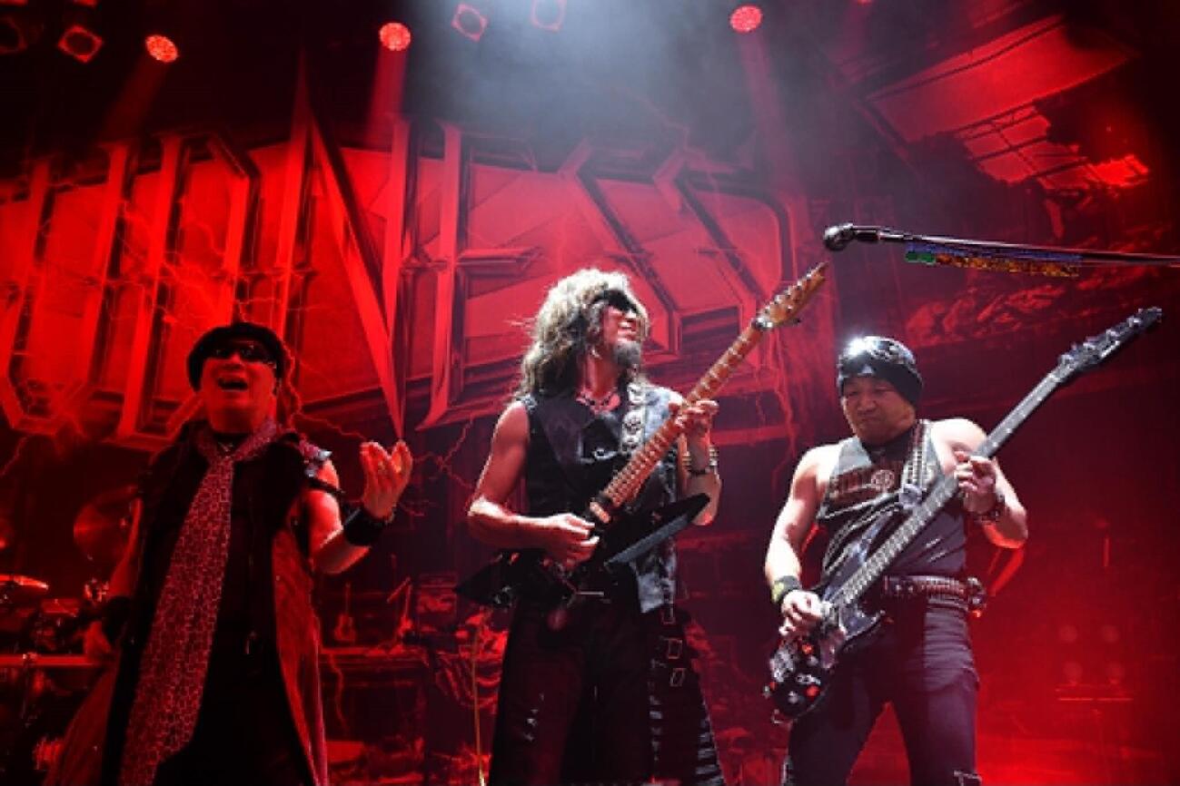 45周年記念ツアーChapter3「LOUD CRAZY LOUD」最終公演を行ったLOUDNESS。左から二井原実、高崎晃、山下昌良（野田雅之氏撮影）